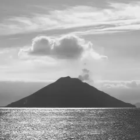 Load video: IDDU, lo Stromboli: un'eruzione di lapilli d'oro trasforma la foto in bianco e nero in una preziosa Oro-Graphia. Pura alchimia.